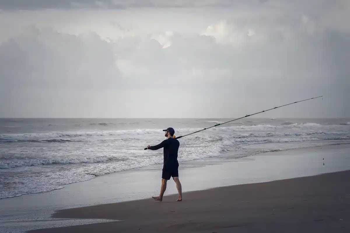 Promenade en bord de mer avec aires de jeux et personnes anonymes