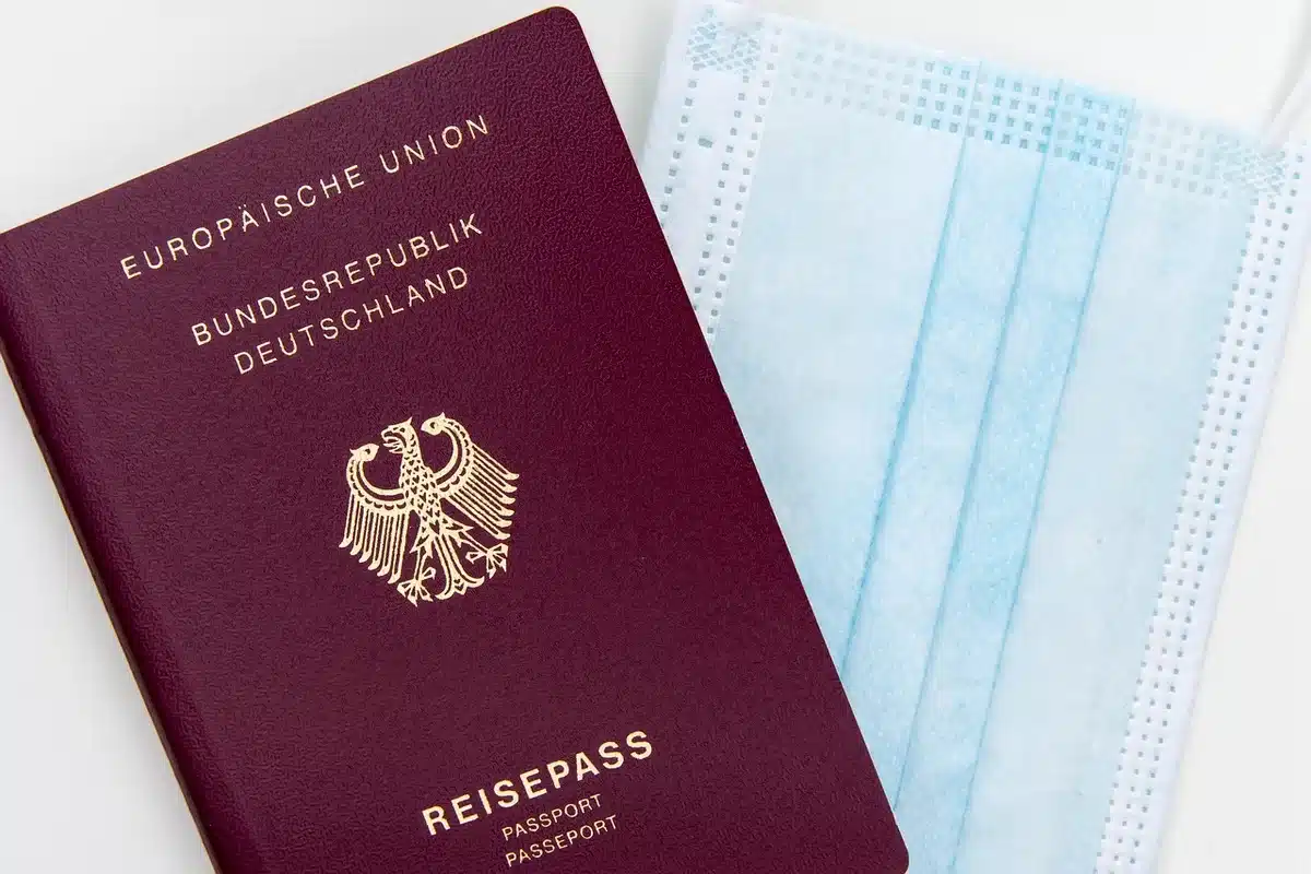 Documents de voyage, passeports et formulaires de visa sur une table