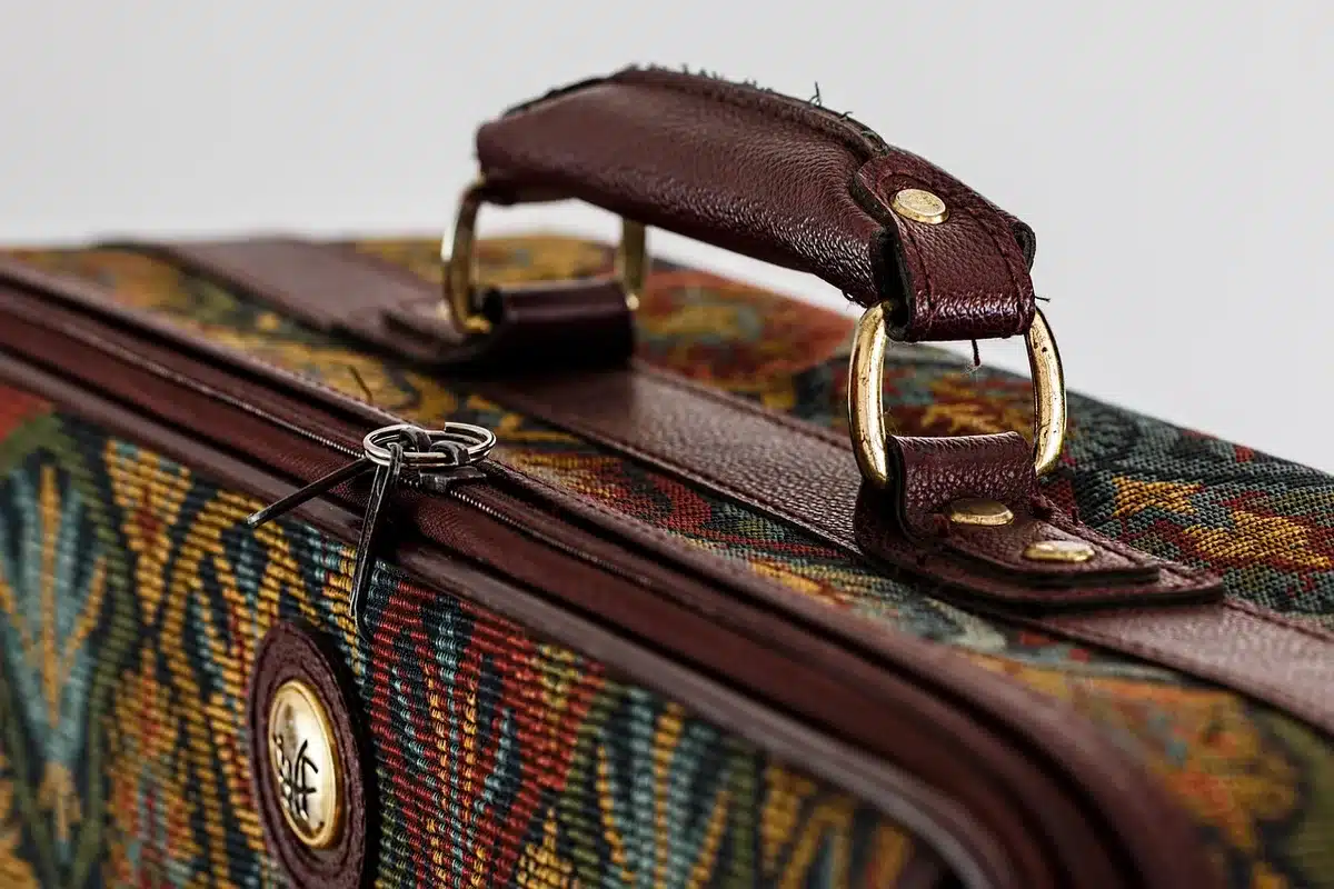 Roulettes de valise partiellement recouvertes de ruban adhésif