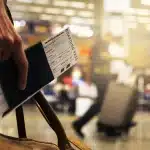 Gros plan sur roulettes de valise avec ruban adhésif appliqué avant voyage