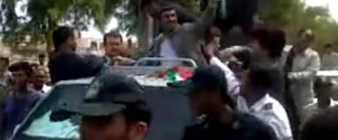 Le convoi d’Ahmadinejad, cible de manifestants