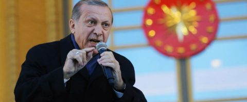 Des militants pro-Erdogan demandent la censure de la « une » du Point