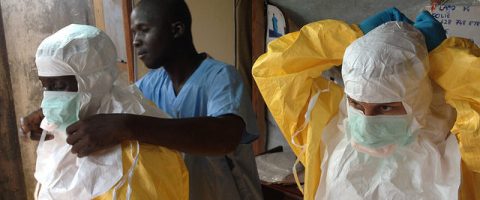 Ébola: le peuple africain réclame un sérum sur Twitter