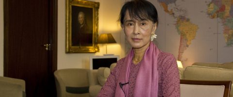 Aung San Suu Kyi, bientôt présidente en Birmanie?