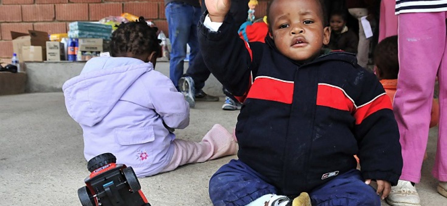 Les adoptions d’enfants étrangers chutent en 2014