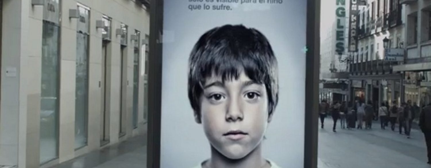 Une affiche contre les abus visible seulement par les enfants