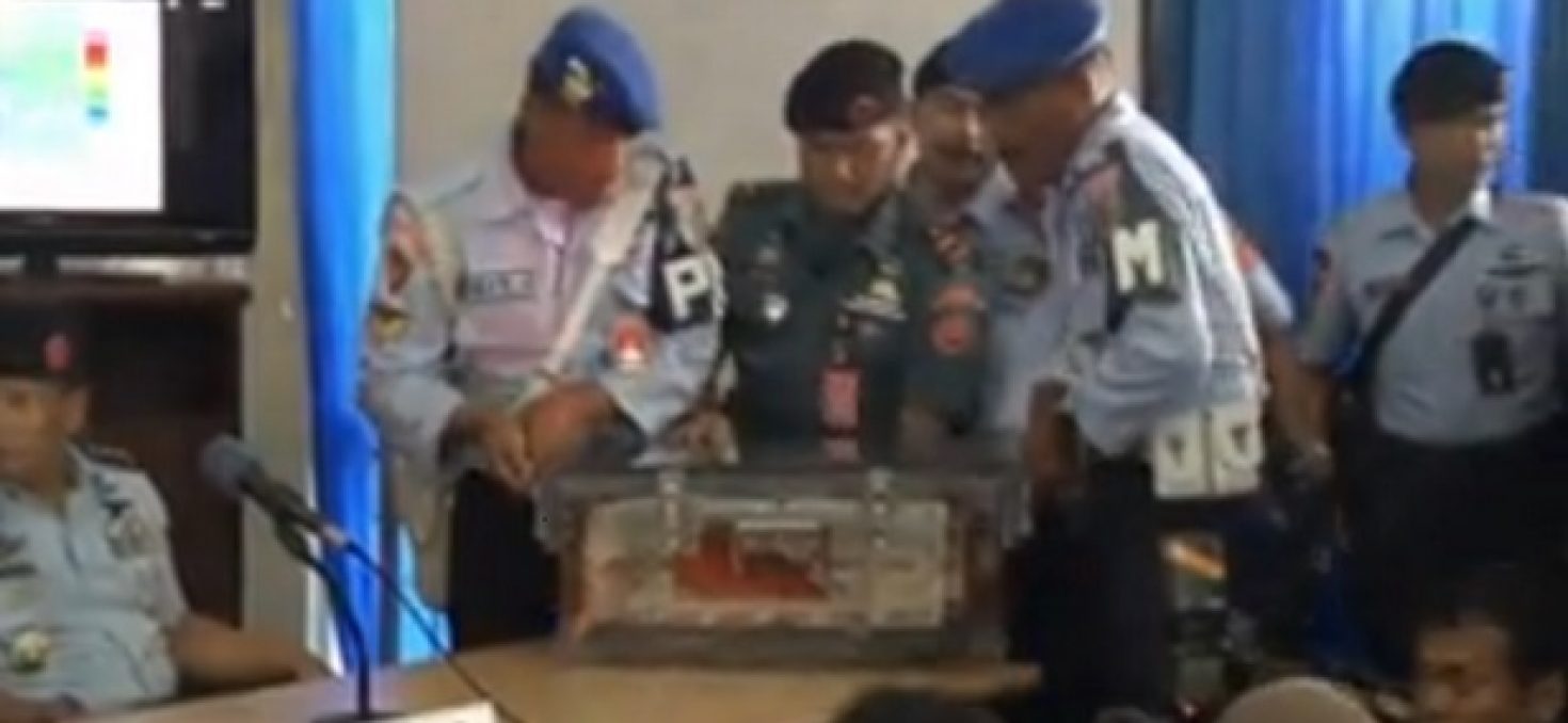 VIDEO. Les deux boîtes noires du vol QZ8501 repêchées