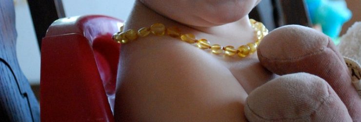 Attention, les colliers d’ambre sont dangereux pour les enfants