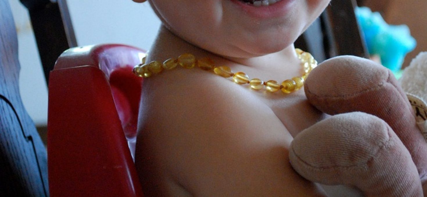 Attention, les colliers d’ambre sont dangereux pour les enfants