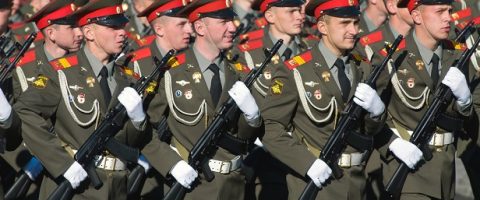 Pourquoi les soldats russes défilent sur la place Rouge le 9 mai et non le 8