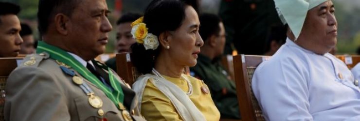 EN IMAGES – Aung San Suu Kyi assiste aux cérémonies de l’armée