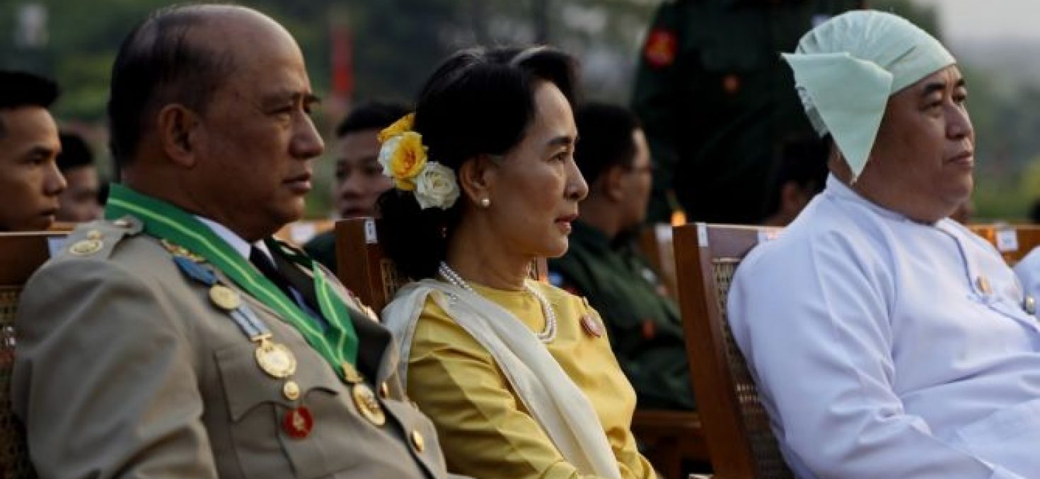 EN IMAGES – Aung San Suu Kyi assiste aux cérémonies de l’armée