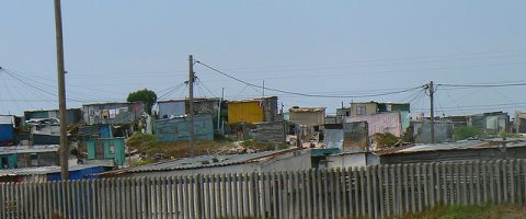 En Afrique du Sud, de riches blancs s’installent en bidonville