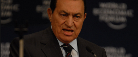 Hosni Moubarak entame une grève de la faim et… son procès