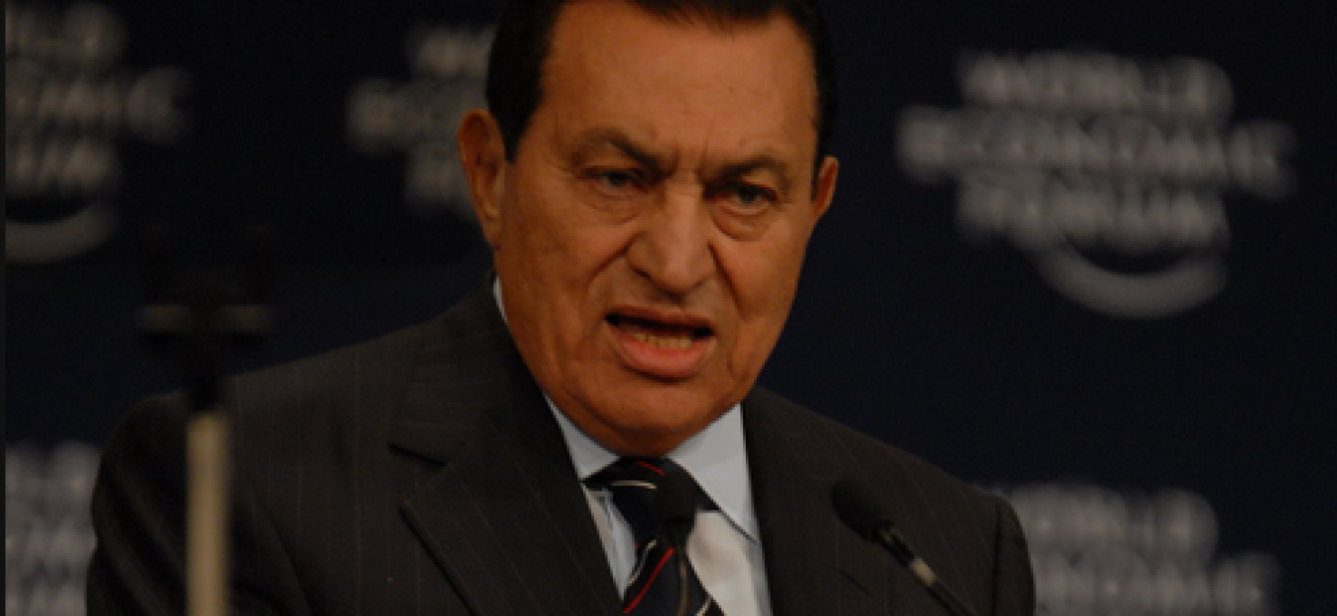 Hosni Moubarak entame une grève de la faim et… son procès