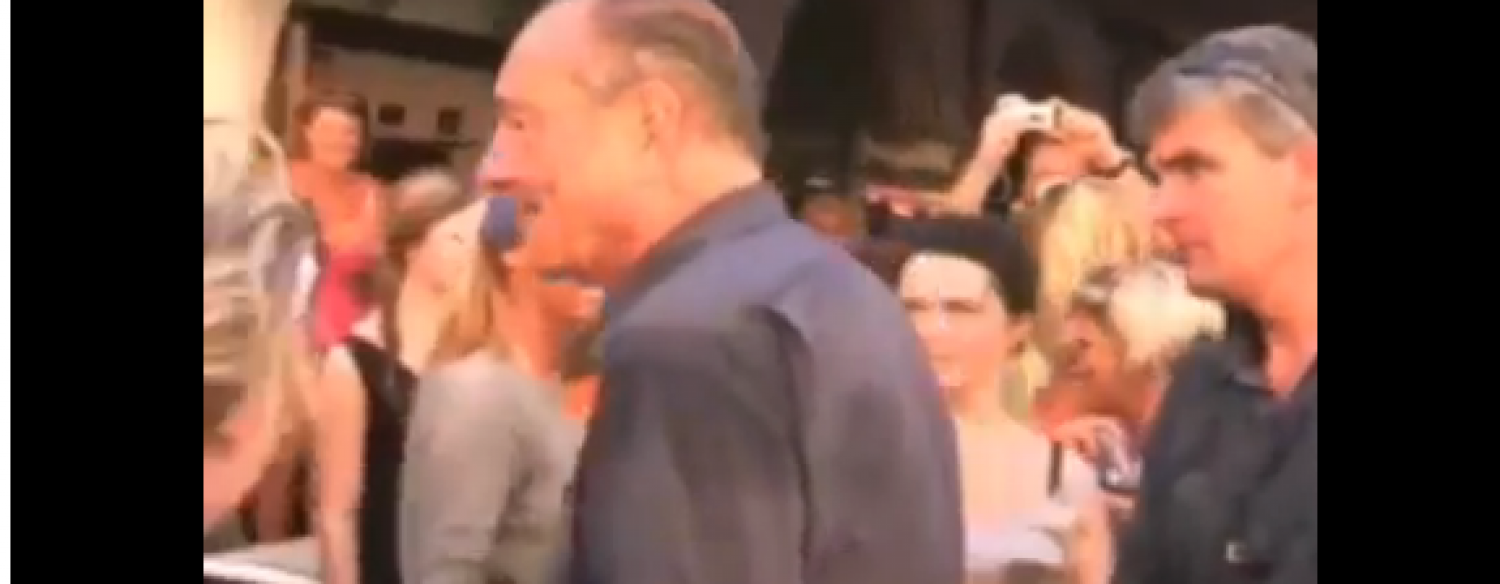 Jacques Chirac réapparait à Saint-Tropez, une Pina Colada à la main