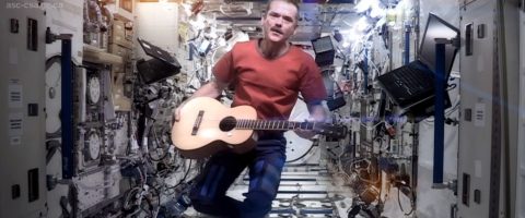 Le commandant de l’ISS chante David Bowie en apesanteur