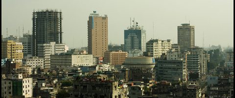 Les petits investisseurs bangladais protestent contre l’implosion de la bourse de Dhaka.