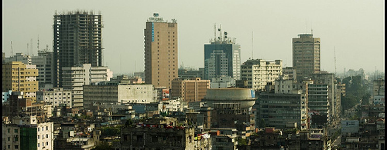 Les petits investisseurs bangladais protestent contre l’implosion de la bourse de Dhaka.