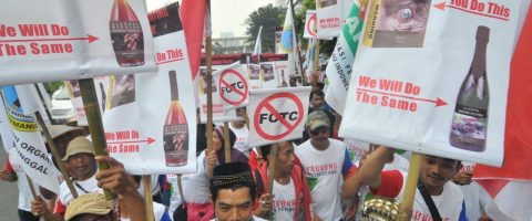 Paquet de cigarettes neutre : l’Indonésie menace d’instaurer la bouteille de vin neutre en représailles