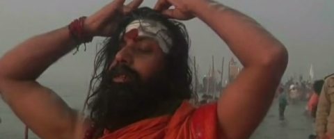 Des millions d’hindous plongent dans le Gange