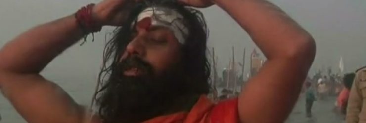 Des millions d’hindous plongent dans le Gange