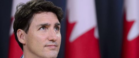 Justin Trudeau poursuit sa campagne en dépit des menaces