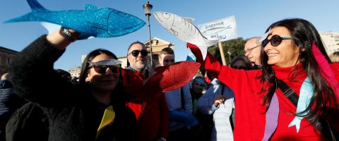 Les Sardines réunies par dizaines de milliers à Rome