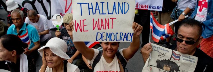 Des milliers de Thaïlandais défilent contre le gouvernement