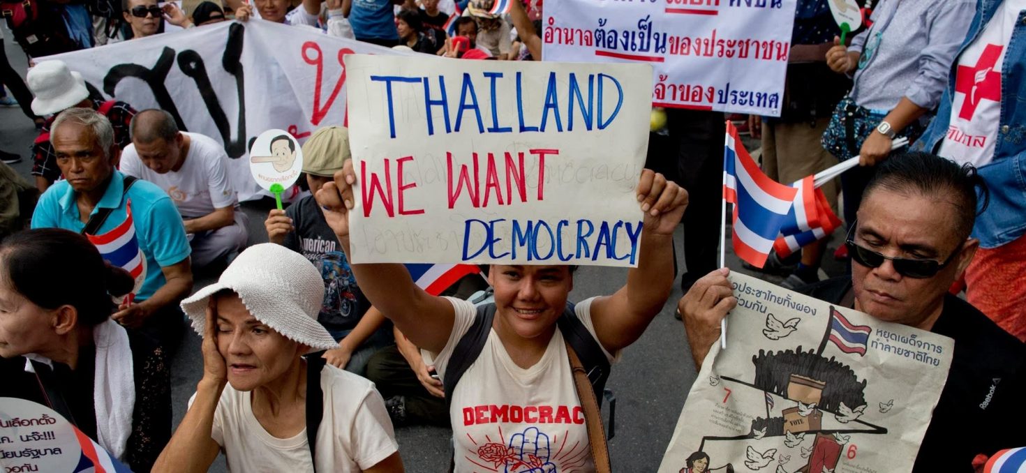 Des milliers de Thaïlandais défilent contre le gouvernement